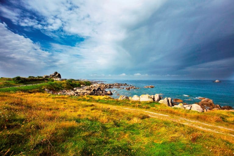 La location de voiture en Bretagne, pour des séjours écologiques réussis