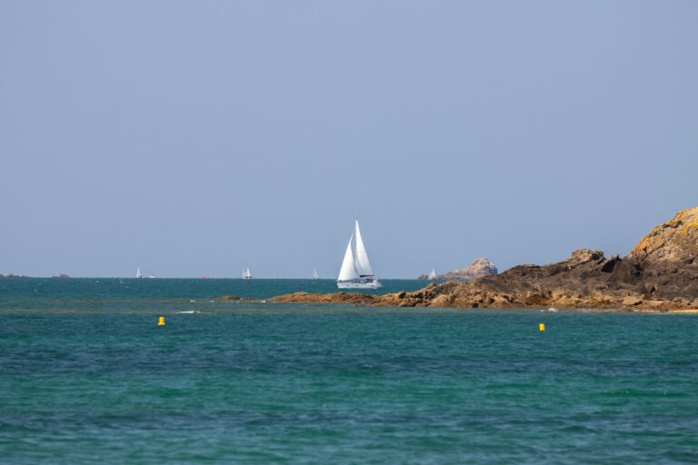 La Bretagne secrète : que révèle-t-elle entre terre et mer ?
