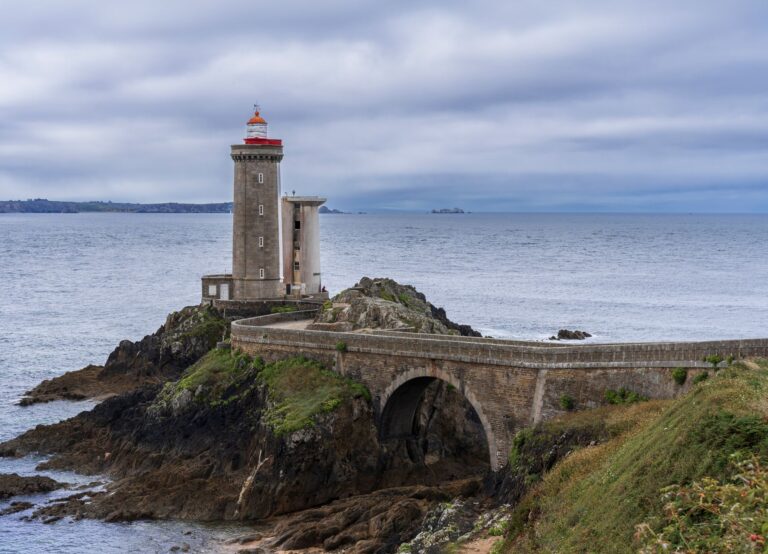 Quels sont les phares emblématiques de la Bretagne ?