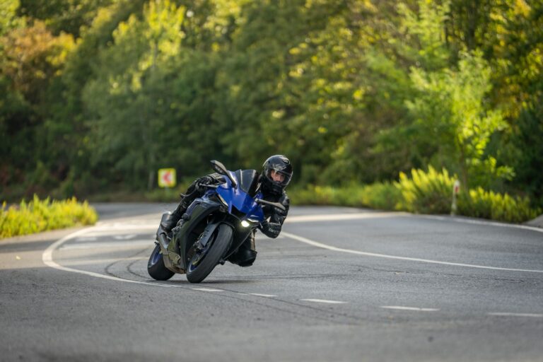 Découvrez les meilleurs itinéraires sinueux pour une escapade à moto en Bretagne ?