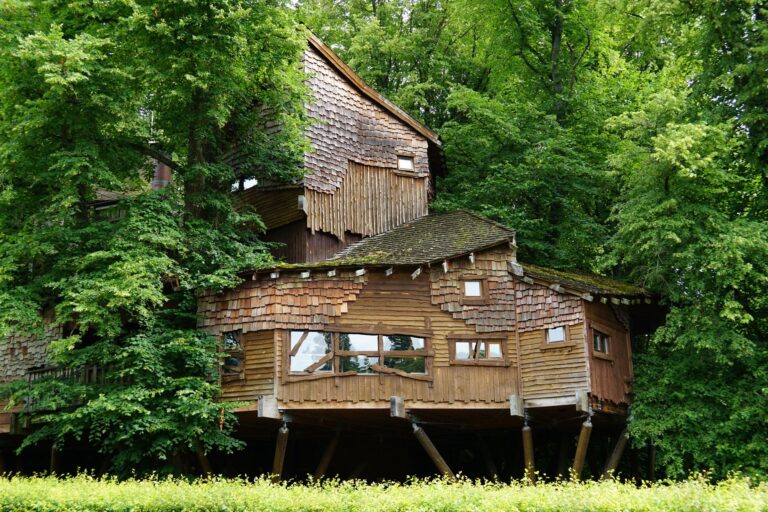 Envie d&rsquo;un week-end insolite dans une cabane perchée en Bretagne ?
