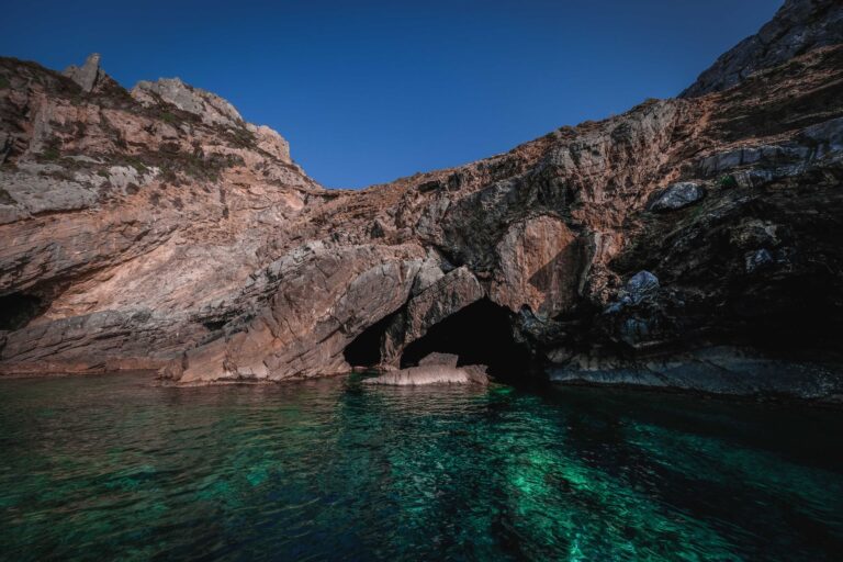 Quelles merveilles cachent les grottes marines de Bretagne ?