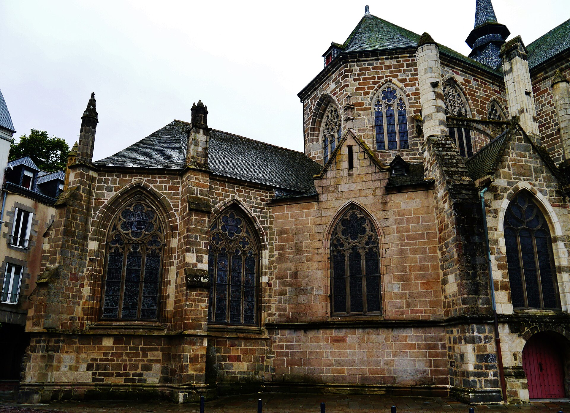 Chevet de la cathédrale Saint-Étienne de Saint-Brieuc, en pierre ocre, avec ses chapelles et ses hautes fenêtres gothiques